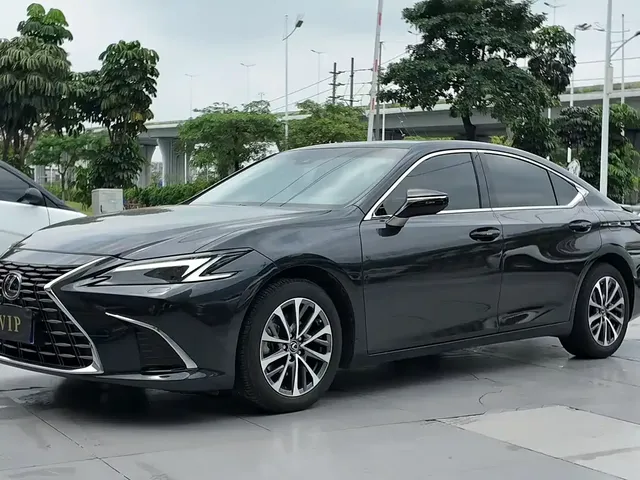 Lexus ES 2025 300h Ultimate Edition