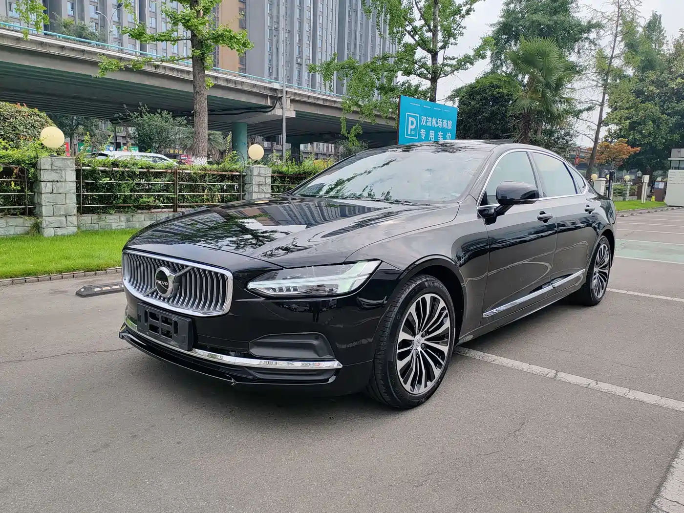 Volvo S90 2024 B5 Momentum Luxury Edition