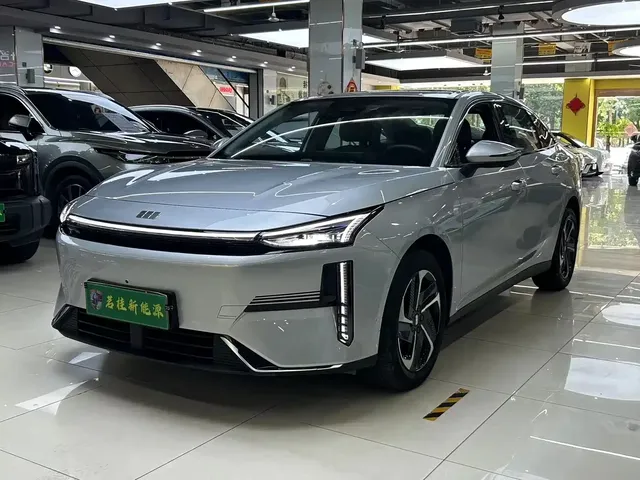 Geely Galaxy L6 2025 EM-i 140km Starship Edition