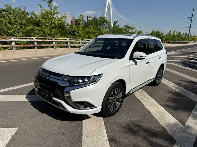 Mitsubishi Outlander 2021 2.4L 4WD Deluxe Edition 7-Seater