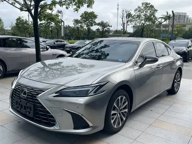 Lexus ES 2025 200 Ultimate Edition