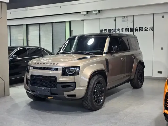 Land Rover Defender 2025 Model 110 OCTA Black Edition