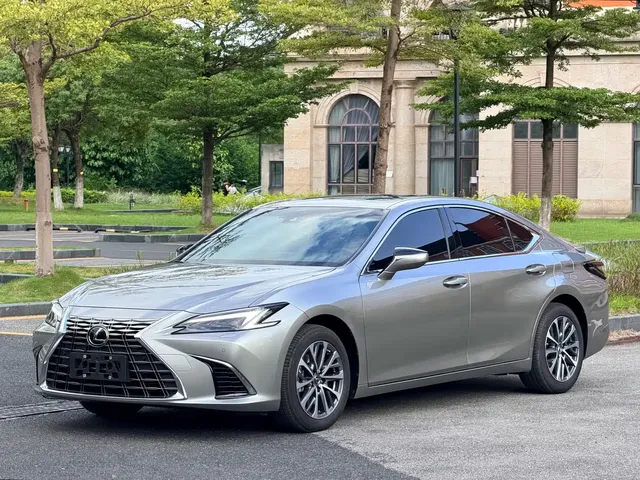 Lexus ES 2025 300h Ultimate Edition