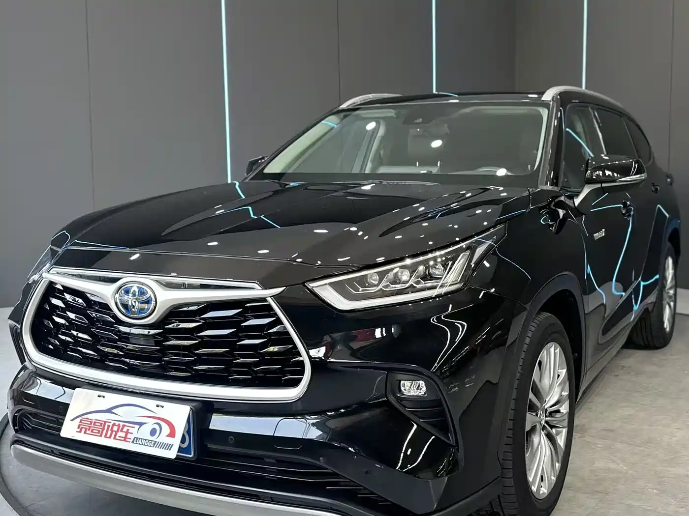 Toyota Highlander 2022 Model Dual Engine 2.5L 4WD Premium Edition 7-Seater