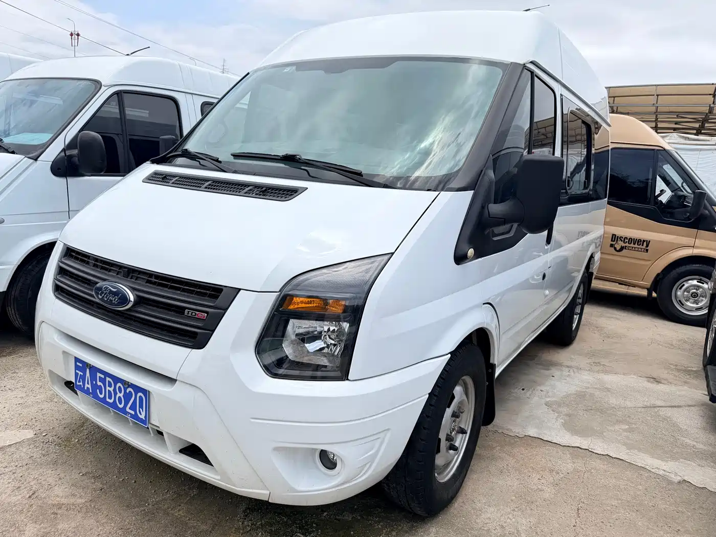 Ford New Generation Transit 2019 Model 2.2T Luxury Short Wheelbase Medium Roof 7-seater China VI