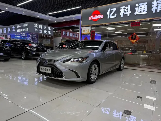 Lexus ES 2018 300h Executive Edition China V