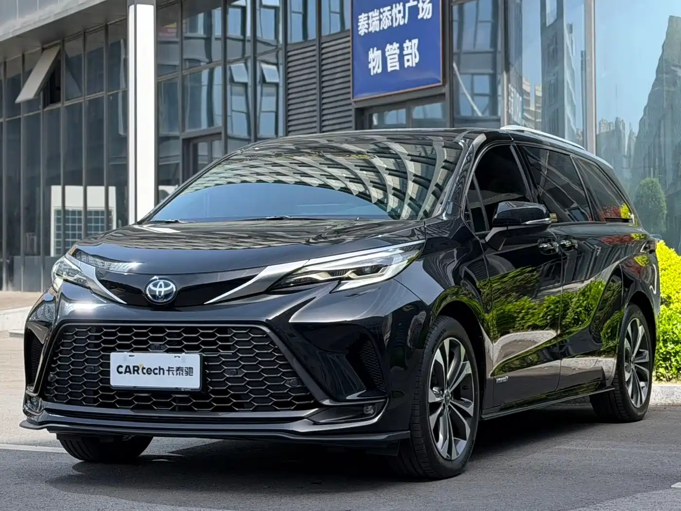 Toyota Granvia 2022 2.5L Hybrid Noble Edition