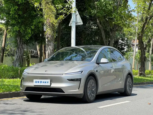 Tesla Model Y L 2025 Facelift Long Range AWD