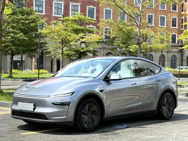 Tesla Model Y 2025 Long Range All-Wheel Drive