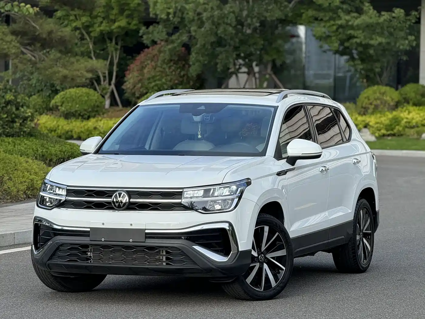 Volkswagen Tharu 2023 300TSI 2WD Bright Moon Edition