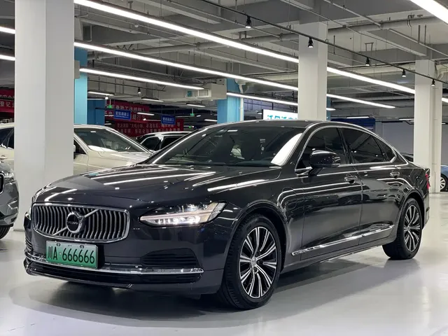 Volvo S90 Plug-in Hybrid 2022 T8 Recharge Plug-in Hybrid Momentum Luxury Edition