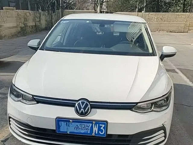 Volkswagen Golf 2023 Model 200TSI DSG