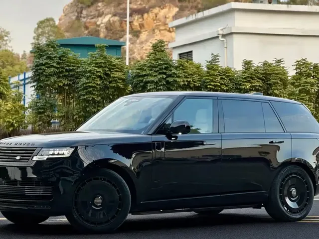 Land Rover Range Rover 2023 3.0 L6 400PS Golden Age 7-Seater Long Wheelbase