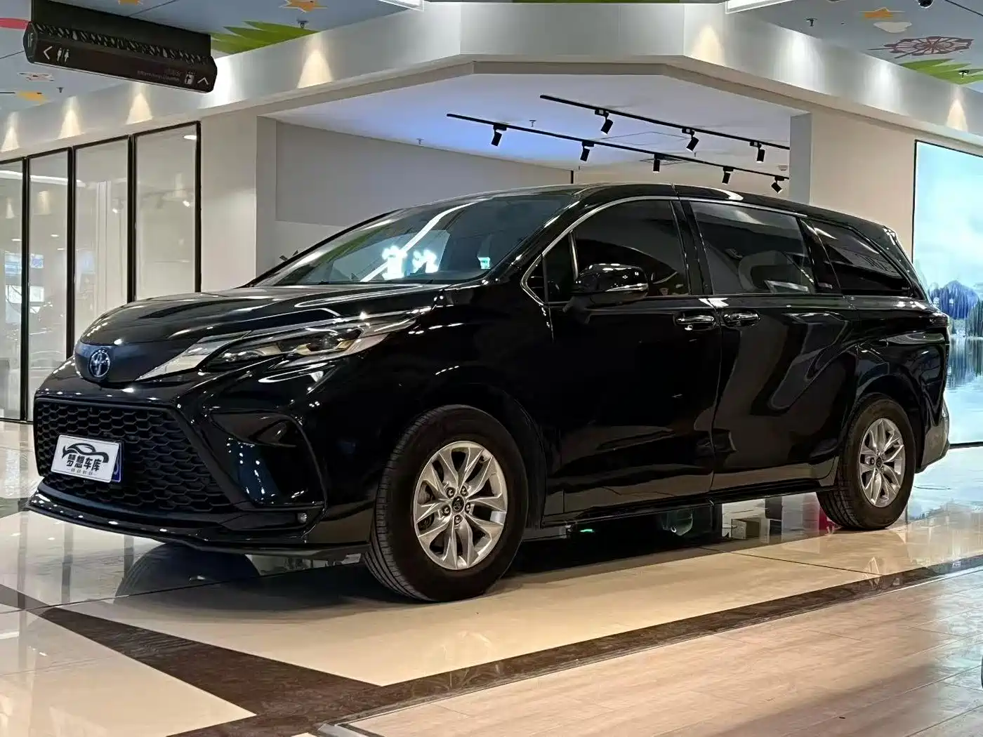 Toyota Granvia 2024 2.5L Hybrid Premium PLUS