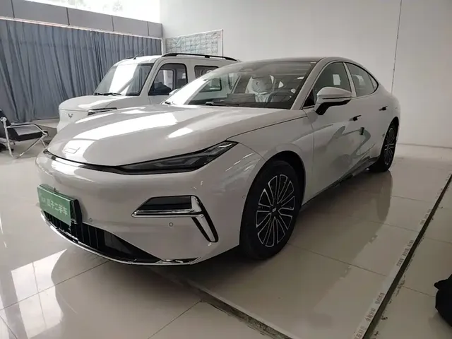 Geely Galaxy Xingyao 8 2025 60km EM-i Luxury Edition