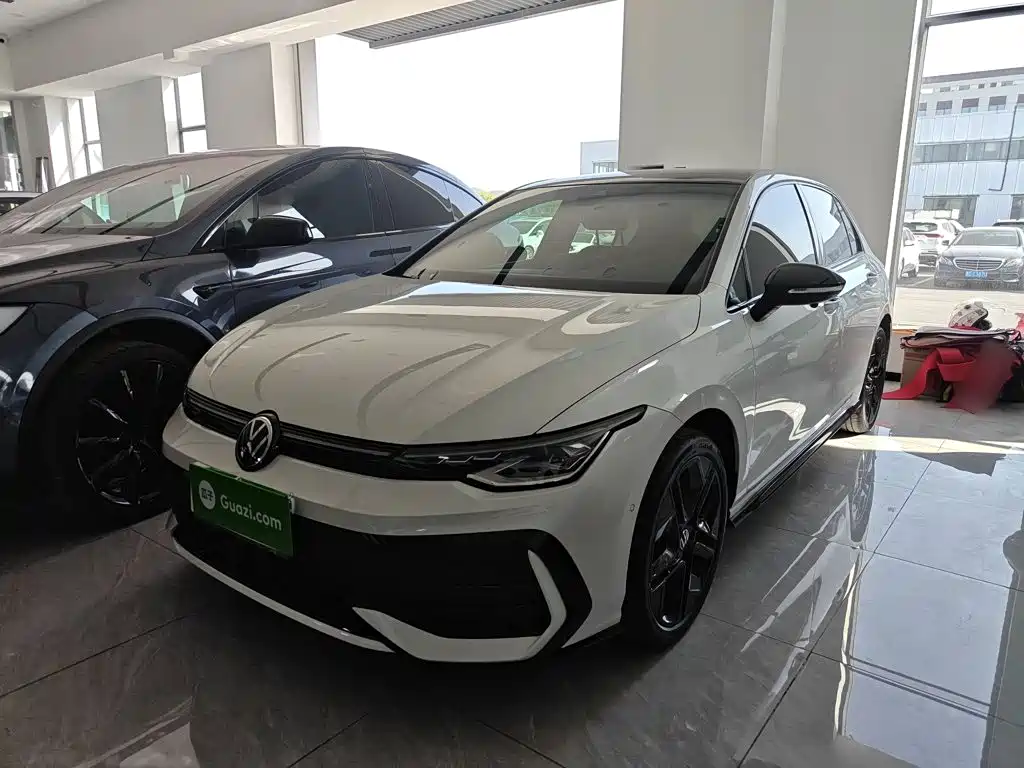 Volkswagen Golf 2025 300TSI R-Line