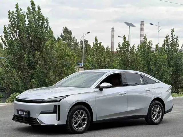 Geely Galaxy L6 2025 EM-i 60km Voyage Edition