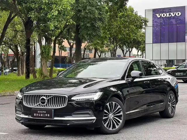 Volvo S90 2024 B5 Momentum Luxury Edition