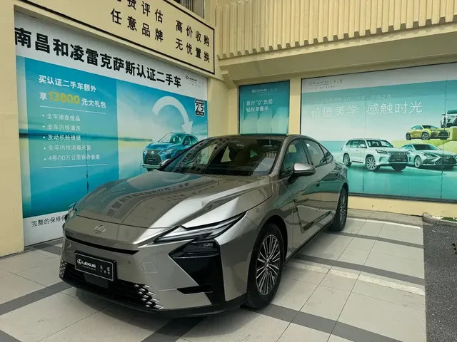 Lexus ES 2025 Model 300h Base Version