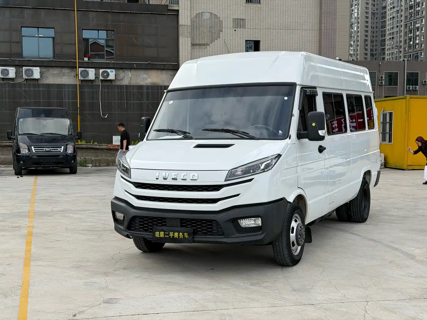 Iveco Daily 2023 2.5T A37M1 Long Wheelbase Medium Roof Dual Tire Manual Door 5-9 Seater
