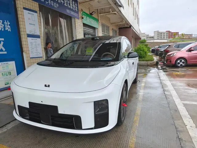 Li Auto Li i8 2025 Standard Edition
