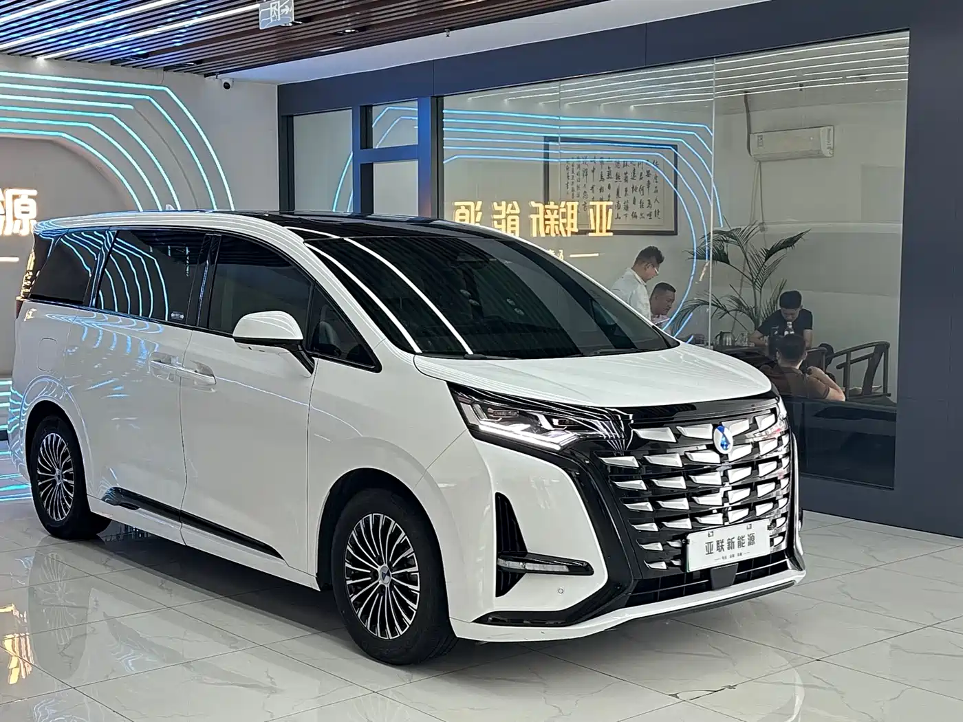 Denza D9 2022 DM-i 970 All-Wheel Drive Honor Edition