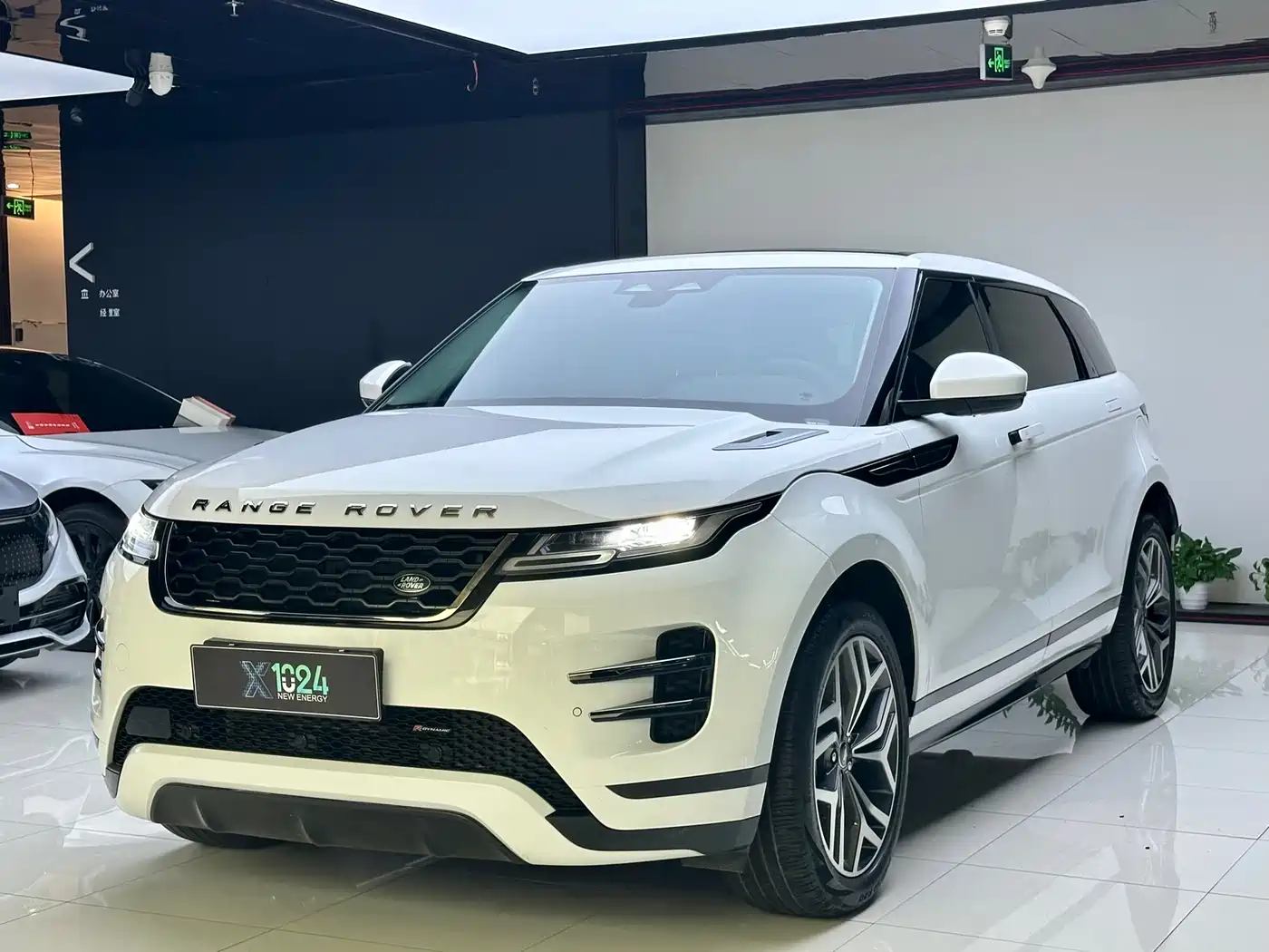 Land Rover Range Rover Evoque New Energy 2023 Range Rover Evoque L P300e Plug-in Hybrid Edition