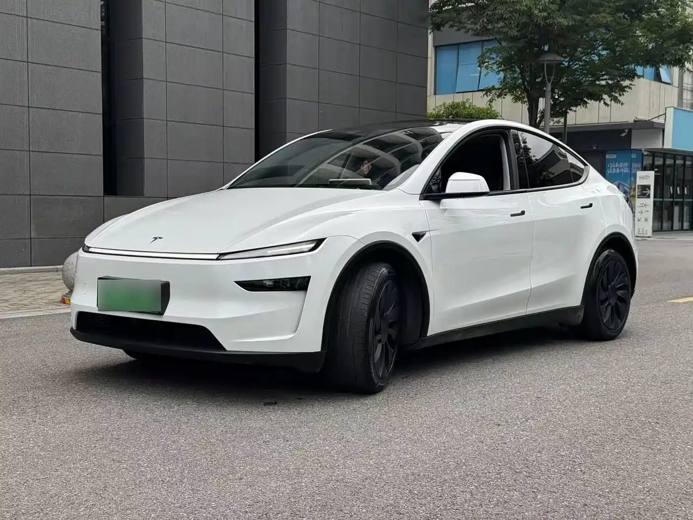 Tesla Model Y 2025 Long Range All-Wheel Drive