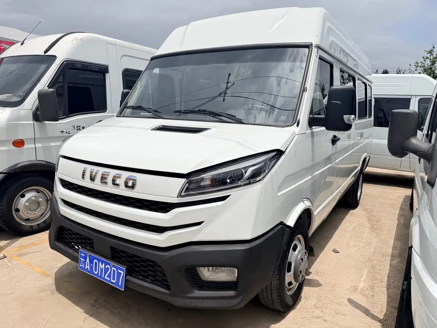 Iveco Daily 2023 2.5T A37M1 Long Wheelbase Medium Roof Dual Tire Sliding Door 5-9 Seater