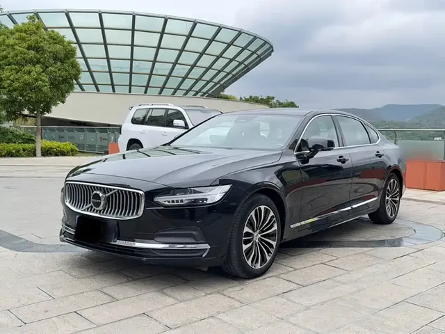 Volvo S90 2024 B5 Momentum Luxury Edition