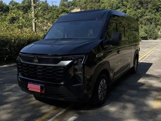 Sinotruk Xianfeng V 2024 Multi-function Version 2.0T Automatic Medium Wheelbase Medium Roof
