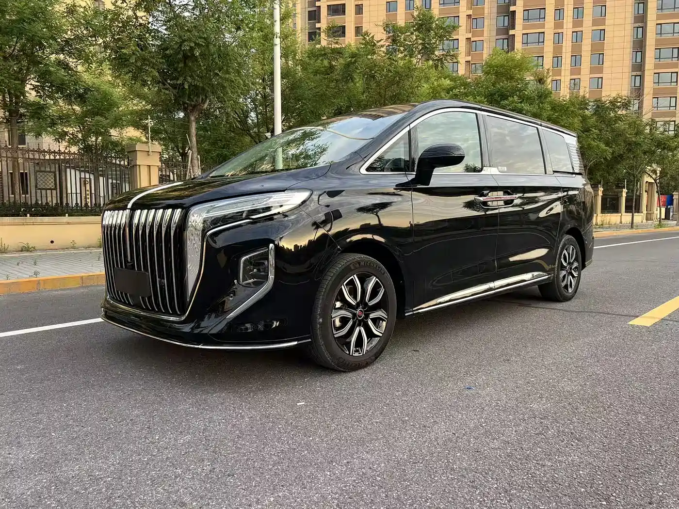 Hongqi HQ9 PHEV 2024 Model 2.0T AWD Business Edition
