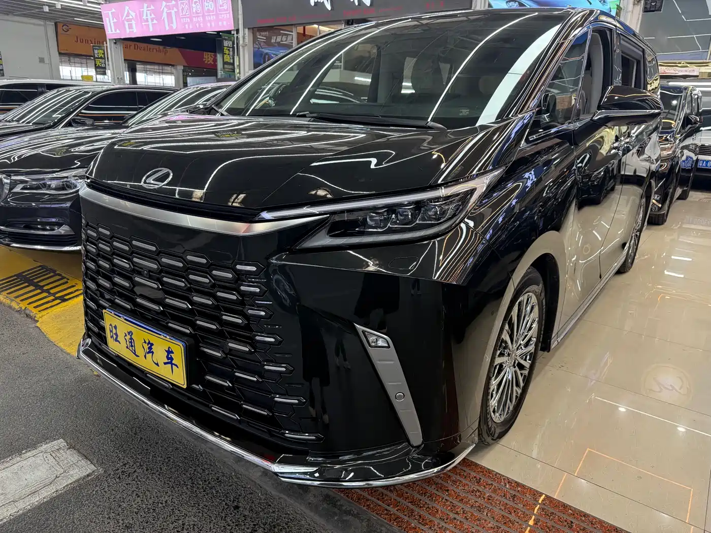 Lexus LM 2023 500h 6-Seater Prestige Edition