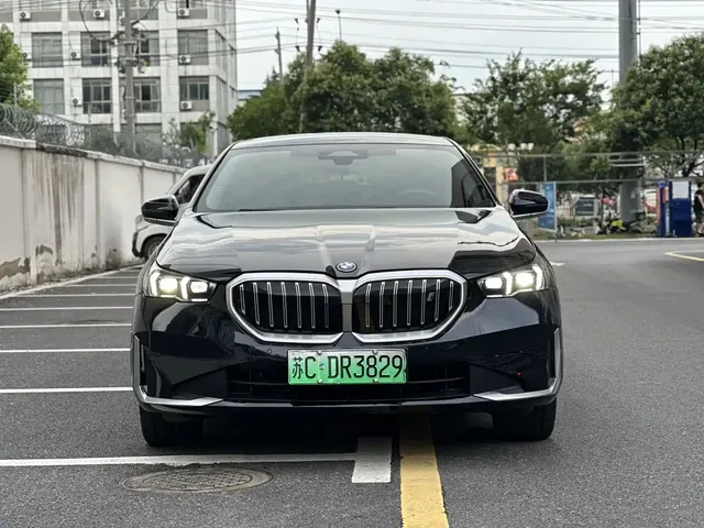 BMW i5 2024 eDrive 35L Luxury Package