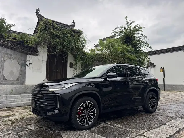 Exeed Lingyun 2025 400T 2WD Glow Night Edition