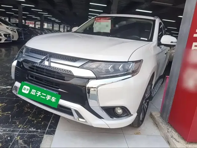 Mitsubishi Outlander 2021 2.4L 4WD Deluxe Edition 7-Seater