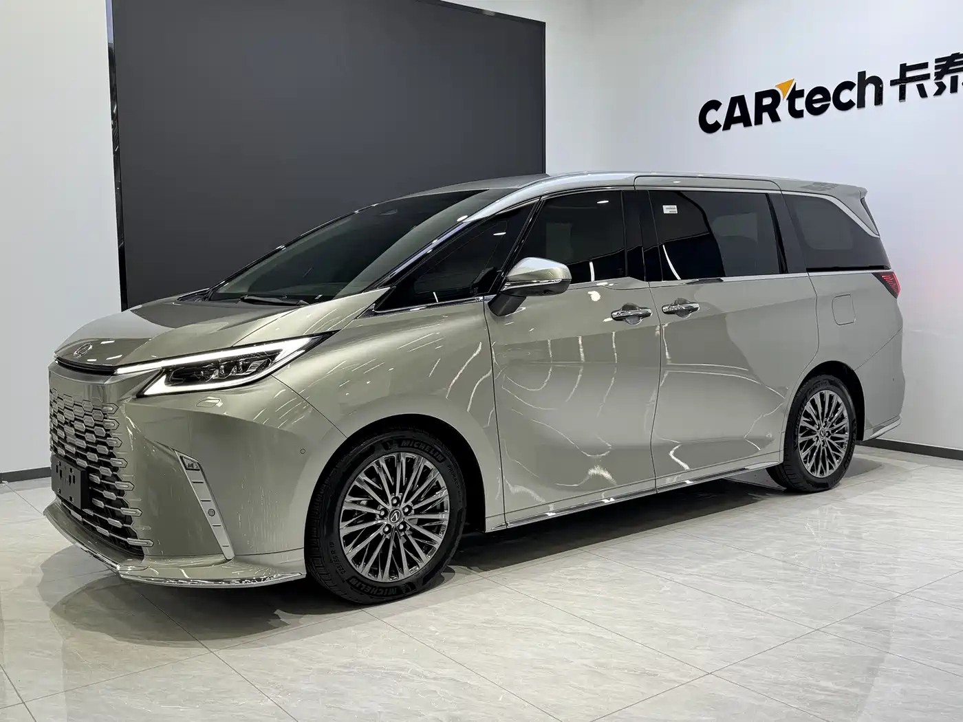 Lexus LM 2023 500h 6-Seater Prestige Edition