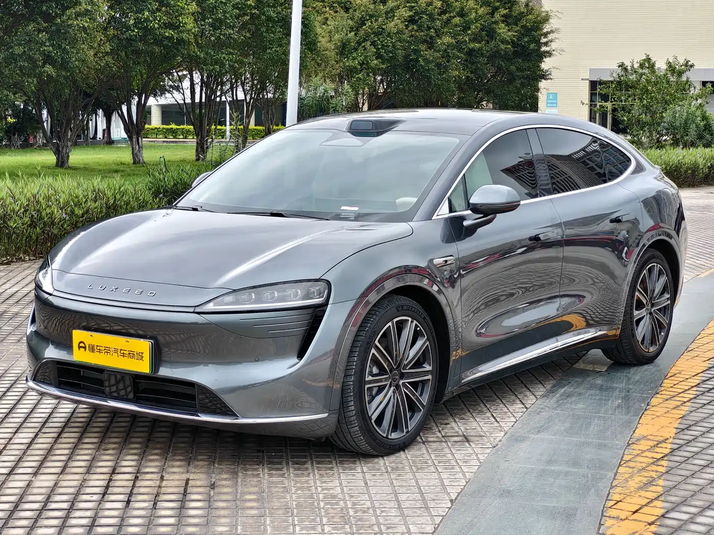 Zhijie Luxeed R7 2025 Extended Range 251km Max