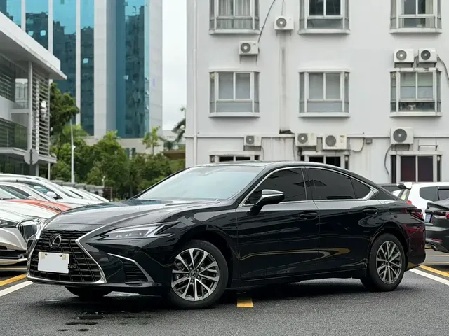 Lexus ES 2025 200 Ultimate Edition