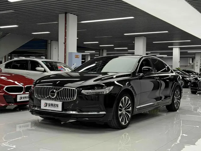 Volvo S90 2024 B5 Momentum Luxury Edition
