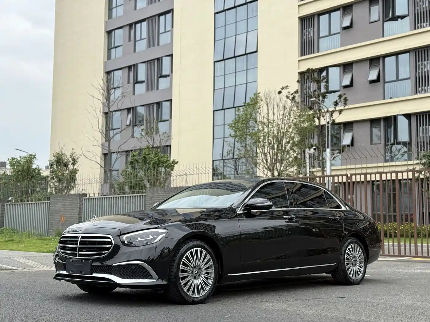Mercedes-Benz E-Class 2023 E 300 L Fashion