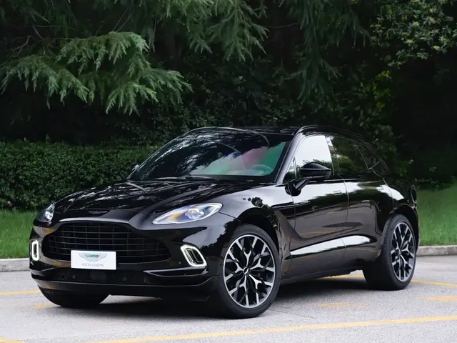 Aston Martin DBX 2022 4.0T V8