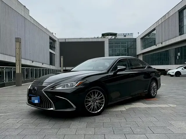 Lexus ES 2018 300h Excellence Edition China V