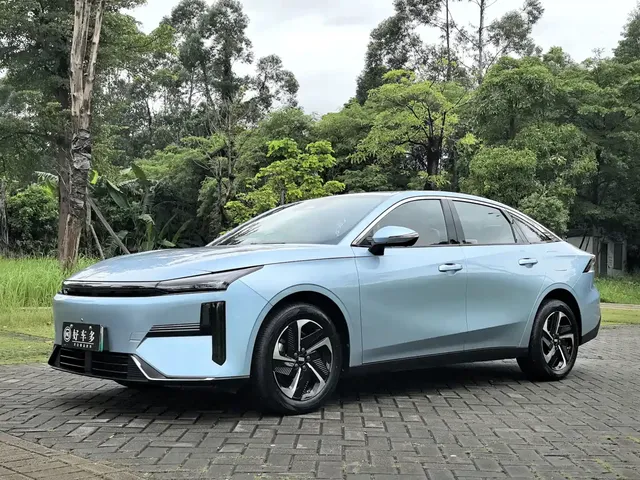 Geely Galaxy L6 2025 EM-i 140km Starship Edition