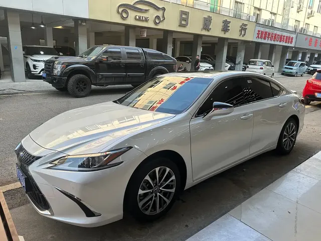 Lexus ES 2022 300h Excellence Edition