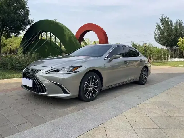 Lexus ES 2022 300h Ultimate Edition