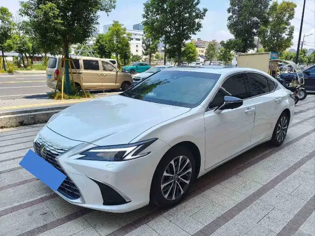 Lexus ES 2025 200 Ultimate Edition