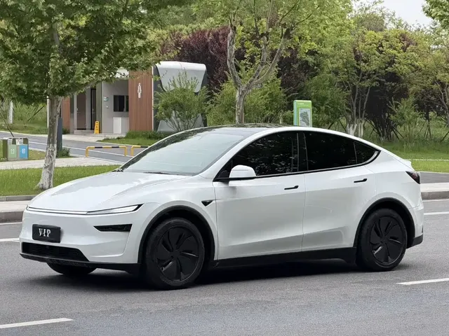 Tesla Model Y 2025 Rear-Wheel Drive