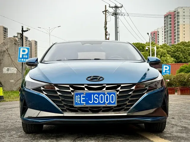 Hyundai Elantra 2021 1.5L CVT LUX Premium Edition