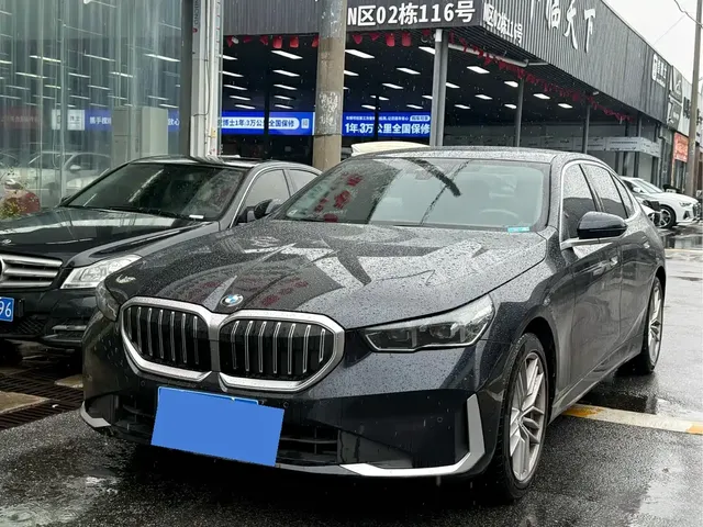 BMW 5 Series 2024 525Li Luxury Package